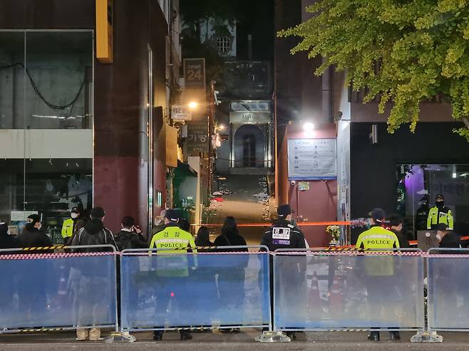 5일 밤 11시쯤 서울 용산구 헤밀톤호텔 옆 골목을 찾은 시민들이 희생자들을 조문하고 있다. /김명진 기자