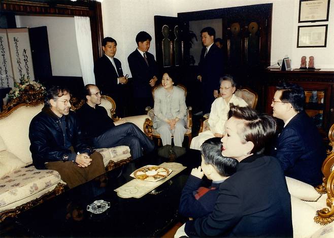 CJ그룹 이재현 회장의 어머니인 고 손복남 고문(중앙 왼쪽자리)이 1995년 드림웍스 공동 창업자인 스티븐 스필버그와 제프리 카젠버그를 집으로 초청해 환담하고 있다. 중앙 오른쪽부터 이병철 삼성 선대회장의 부인인 고 박두을 여사, CJ 이재현 회장, 이미경부회장. /CJ그룹