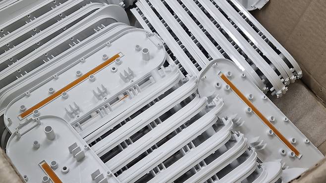 지에프아이가 생산해 판매하고 있는 자동소화 멀티탭. 멀티탭 바닥에 기다란 띠 형태의 자동소화 패드가 부착돼 있다. /김포=이은영