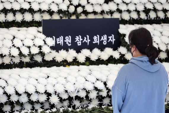 6일 서울 용산구 녹사평역 인근에 마련된 이태원 참사 희생자 합동 분향소에서 외국인과 시민들이 조문을 하고 있다. 이 곳 분향소는 12일까지 계속 운영된다. 사진=서동일 기자