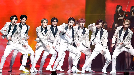 NCT127이 지난 1월 23일 서울 고척 스카이돔에서 열린 '제31회 하이원 서울가요대상'에서 '페이보릿' 공연을 하고 있다. 사진공동취재단