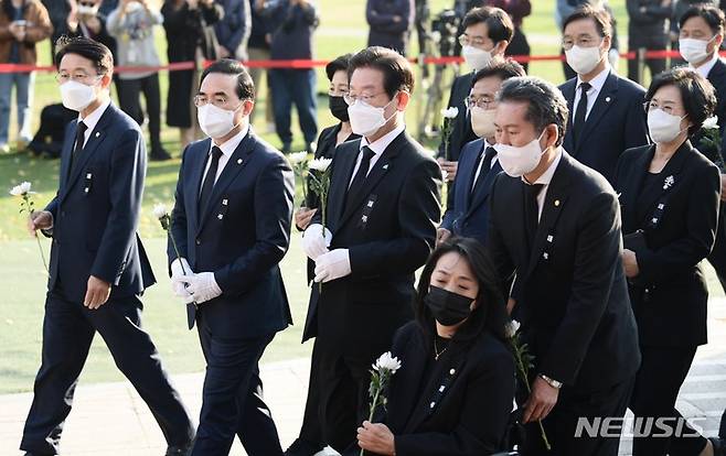 [서울=뉴시스] 추상철 기자 = 더불어민주당 이재명 대표와 박홍근 원내대표를 비롯한 의원들이 지난 1일 오후 서울 중구 서울광장에 마련된 이태원 사고 사망자 합동분향소를 찾아 조문하고 있다. (공동취재사진) 2022.11.01. photo@newsis.com