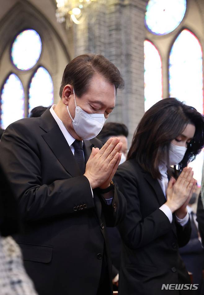 [서울=뉴시스] 전신 기자 = 윤석열 대통령과 부인 김건희 여사가 6일 서울 중구 명동성당에서 열린 이태원 참사 희생자 추모 미사에 참석해 기도하고 있다. 2022.11.06. photo1006@newsis.com