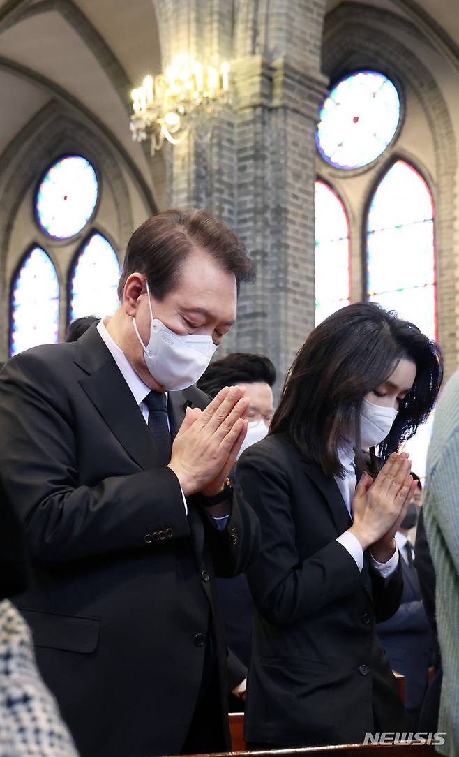 [서울=뉴시스] 전신 기자 = 윤석열 대통령과 부인 김건희 여사가 6일 서울 중구 명동성당에서 열린 이태원 참사 희생자 추모 미사에 참석해 기도하고 있다. 2022.11.06. photo1006@newsis.com