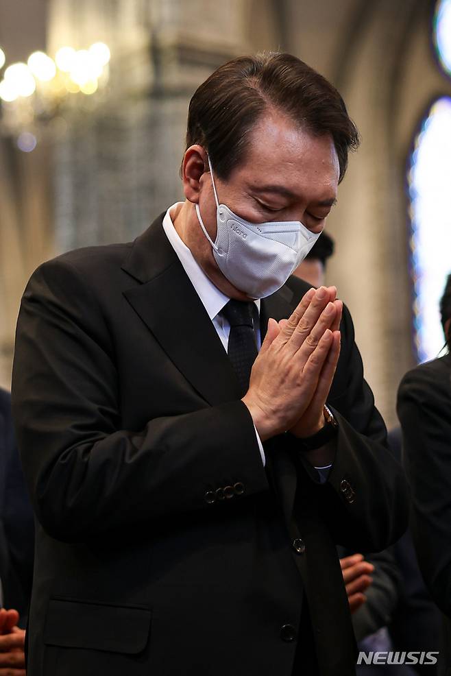 [서울=뉴시스] 윤석열 대통령이 6일 서울 중구 명동성당에서 열린 이태원 참사 희생자 추모 미사에서 기도하고 있다. (사진=대통령실 제공) 2022.11.06. photo@newsis.com