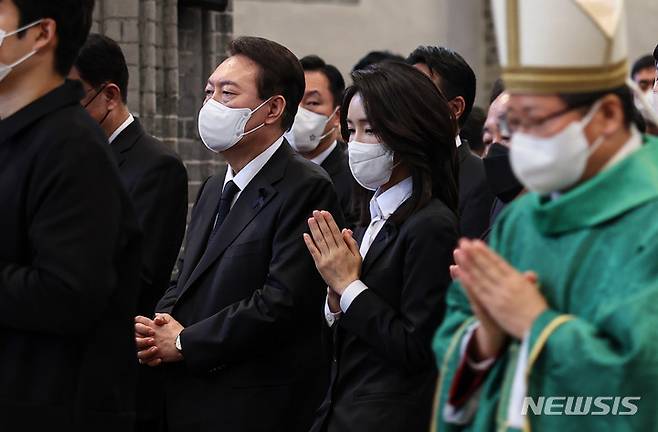 [서울=뉴시스] 윤석열 대통령과 부인 김건희 여사가 6일 서울 중구 명동성당에서 열린 이태원 참사 희생자 추모 미사에 참석해 있다. (사진=대통령실 제공) 2022.11.06. photo@newsis.com