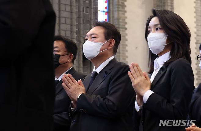 [서울=뉴시스] 전신 기자 = 윤석열 대통령과 부인 김건희 여사가 6일 서울 중구 명동성당에서 열린 이태원 참사 희생자 추모 미사에 참석해 있다. 2022.11.06. photo1006@newsis.com