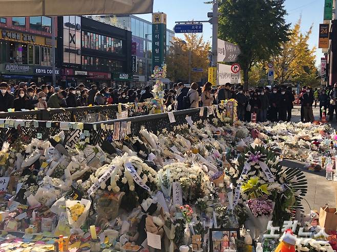 정부가 정한 '국가 애도기간' 마지막 날인 지난 5일, 시민들이 6호선 이태원역 1번 출구 앞에서 참사 희생자들을 추모하고 있다. 이은지 기자