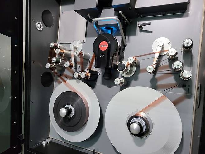 한국영상자료원 파주보존센터에 있는 4K 디지털 스캐너