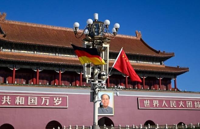 지난 4일 중국 베이징 티엔안먼 광장 앞에 올라프 숄츠 독일 총리의 중국 방문을 환영하는 의미로 독일 국기(왼쪽)가 중국 국기와 나란히 내걸려 있다. 베이징=AFP연합뉴스