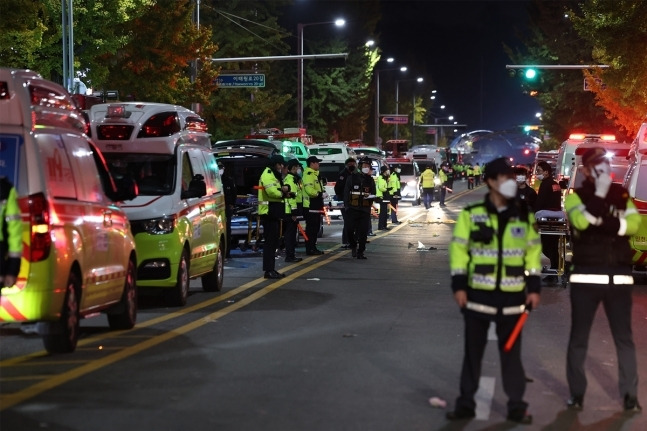 지난달 30일 오전 서울 용산구 ‘이태원 참사’ 현장에 구급차가 모여 있다. 연합뉴스