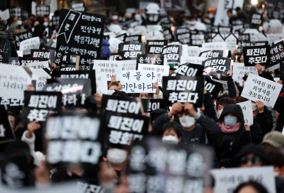 다시 거리로 나온 촛불  - 이태원 압사 참사 국가애도기간의 마지막 날이었던 지난 5일 서울 중구 시청역 일대에서 진보 시민단체 주최로 ‘이태원 참사 희생자 추모 시민촛불’ 모임이 열리고 있다. 참가자들은 이태원 참사 희생자를 추모하고 참사 원인 분석과 책임 규명, 책임자 처벌, 개선 대책 마련 등을 요구하며 참사에 대한 정부의 책임을 강조했다.연합뉴스