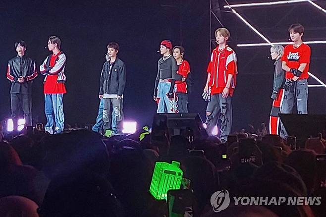 NCT 127 인도네시아 콘서트 (탕그랑 AFP=연합뉴스) 지난 4일(현지시간) 인도네시아 자카르타 외곽 탕그랑에서 열린 NCT 127 콘서트에서 멤버들이 공연을 중단한 채 무대에 서 있다. 2022. 11.6 photo@yna.co.kr