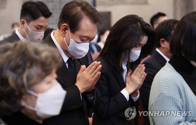 기도하는 윤석열 대통령 내외 (서울=연합뉴스) 안정원 기자 = 윤석열 대통령과 김건희 여사가 6일 서울 중구 명동성당에서 열린 이태원 참사 희생자 추모 미사에 참석, 기도하고 있다. 2022.11.6 jeong@yna.co.kr