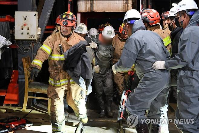 봉화 광산 매몰사고 광부들 '무사 생환'…221시간 만의 기적 [소방청 제공. 재판매 및 DB 금지]