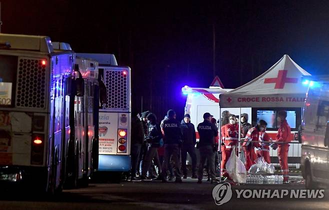 이탈리아 시칠리아섬 카타니아 항구에서 이주민 건강 검진을 준비 중인 경찰 및 적십자 직원들 [EPA 연합뉴스 자료 사진. 재판매 및 DB 금지]