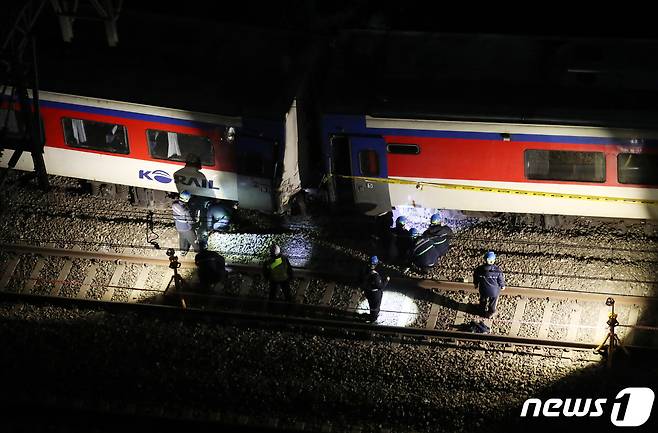 서울 영등포역 부근에서 무궁화호 열차 탈선 사고가 발생한 6일 밤 서울 영등포역에서 코레일 관계자들이 열차 복구 작업을 하고 있다. 2022.11.7/뉴스1 ⓒ News1 송원영 기자