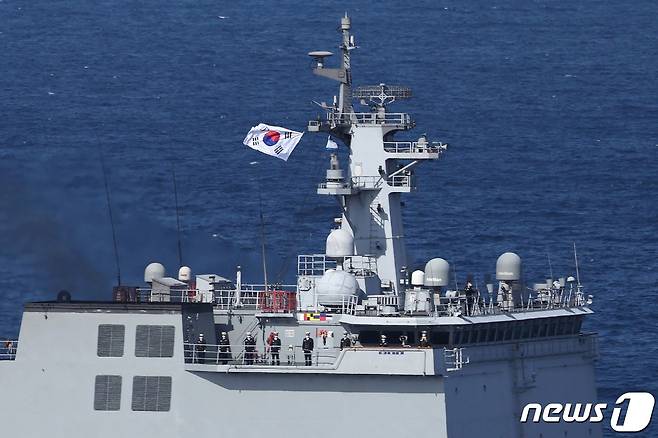 해군 군수지원함 '소양함'이 6일 일본 해상자위대 창설 70주년 기념 국제관함식에 참가했다. ⓒ AFP=뉴스1