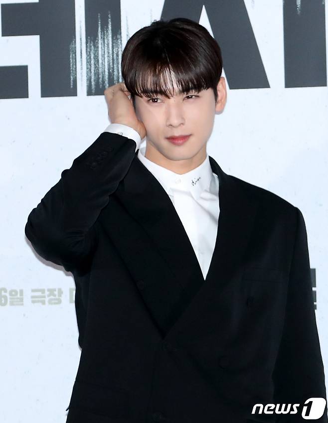 배우 차은우가 7일 서울 용산CGV에서 열린 영화 ‘데시벨’(감독 황인호) 언론시사회에서 포즈를 취하고 있다. ‘데시벨’은 소음이 커지는 순간 폭발하는 특수 폭탄으로 도심을 점거하려는 폭탄 설계자(이종석 분)와 그의 타깃이 된 전직 해군 부함장(김래원 분)이 벌이는 사운드 테러 액션 영화이다. 2022.11.7/뉴스1 ⓒ News1 권현진 기자