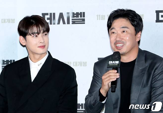 배우 조달환(오른쪽)이 7일 서울 용산CGV에서 열린 영화 ‘데시벨’(감독 황인호) 언론시사회에서 차은우와의 투샷에 대해 이야기 하고 있다. ‘데시벨’은 소음이 커지는 순간 폭발하는 특수 폭탄으로 도심을 점거하려는 폭탄 설계자(이종석 분)와 그의 타깃이 된 전직 해군 부함장(김래원 분)이 벌이는 사운드 테러 액션 영화이다. 2022.11.7/뉴스1 ⓒ News1 권현진 기자