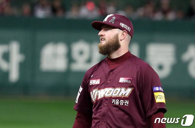 2일 오후 인천시 미추홀구 SSG 랜더스필드에서 열린 프로야구 '2022 신한은행 SOL KBO 포스트시즌' 한국시리즈 2차전 키움 히어로즈와 SSG 랜더스의 경기에서 1회말 SSG 공격 무사 만루 상황 키움 선발투수 애플러가 볼넷으로 점수를 준 뒤 아쉬워하고 있다. 2022.11.2/뉴스1 ⓒ News1 이승배 기자