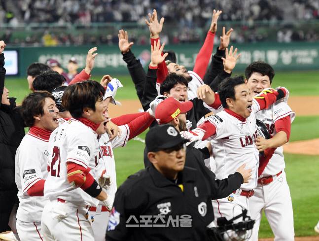 SSG 김강민(오른쪽 둘째)이 7일 KS 5차전 9회말 무사 1-3루 상황에서 대타로 타석에 들어서 역전 끝내기 3점 홈런을 친 뒤 동료들과 함께 기뻐하고 있다. 2022. 11. 7. 문학 | 박진업기자 upandup@sportsseoul.com