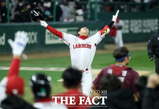 7일 인천 SSG랜더스필드에서 열린 2022 KBO 한국시리즈 5차전 키움 히어로즈와 SSG 랜더스의 경기, 9회 말 무사 1,3루에서 SSG 대타 김강민이 끝내기 스리런 홈런을 날린 후 기뻐하고 있다./인천=뉴시스