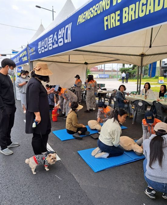 경기도 소방재난본부 소속 의용소방대원들이 심폐소생술 교육을 진행하고 있다.