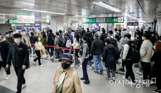 전날 발생한 무궁화호 탈선사고 여파로 지하철1호선 운행에 차질을 빚고 있는 7일 서울 구로구 신도림역 환승 구간에서 경찰이 시민들에게 안전 동선을 안내하고 있다./강진형 기자aymsdream@