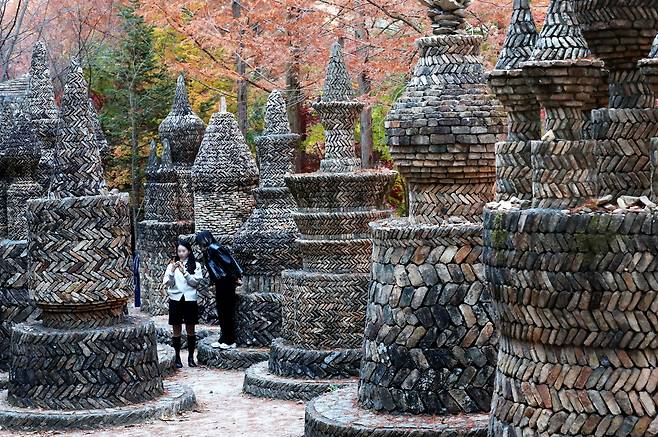 5일 대전 동구 상소동 산림욕장을 찾은 시민들이 이국적인 돌탑 사이에서 사진을 찍으며 가을정취를 만끽하고 있다. /신현종 기자