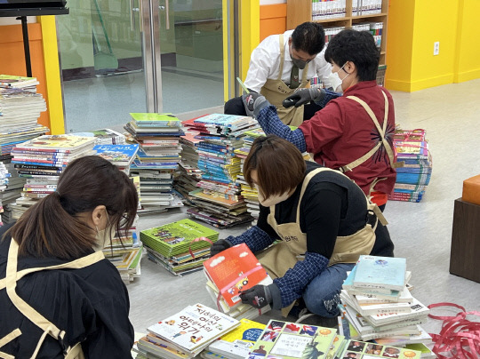 학부모지원단은 자녀가 다니는 학교뿐 아니라 지역 여러 학교를 돕는 일에 동참하며 학교지원센터의 학교지원 사업이 더욱 안정적으로 운영되는 데에 큰 힘이 되고 있다. 사진=공주교육지원청 제공