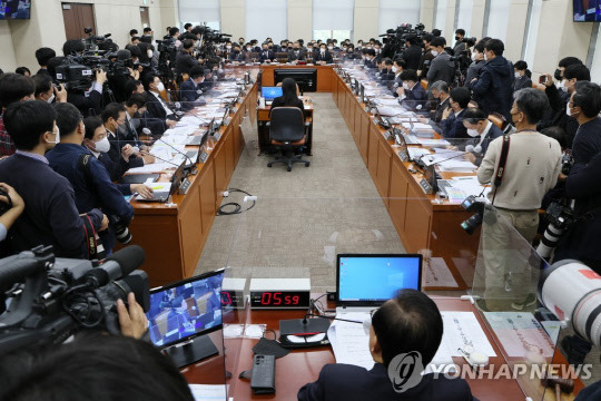 7일 오후 국회에서 열린 행정안전위원회 전체회의에 이상민 행정안전부 장관, 윤희근 경찰청장, 남화영 소방청장 직무대리 등 참사 관련 주무 부처 기관장들과 오세훈 서울시장, 김광호 서울경찰청장, 박희영 용산구청장이 출석해 있다.<연합뉴스>