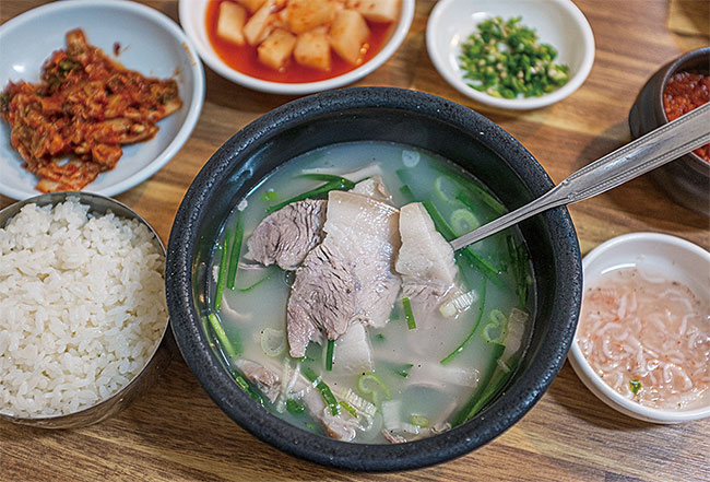 밀양식 돼지국밥. 사진 최갑수