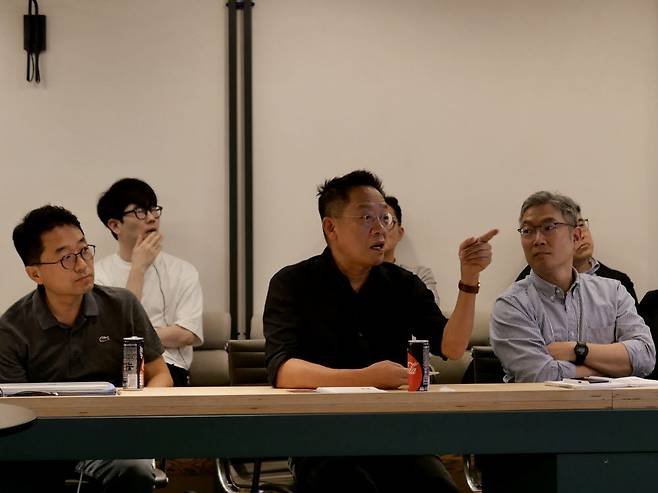 현대카드가 상업자표시신용카드(PLCC) 파트너사인 도메인 갤럭시와 세계 스타트업의 요람인 이스라엘로 테크캠프를 떠났다. 정태영 현대카드 부회장(가운데)과 PLCC파트너사 관계자들이 트래픽 분석 플랫폼 시밀러웹에 방문했다.