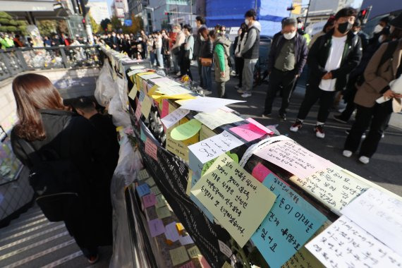 6일 오후 서울 용산구 이태원역 1번 출구에 마련된 이태원 참사 추모공간에 추모객들의 발길이 이어지고 있다. 이태원역 앞 추모 공간은 시민들이 자발적으로 마련한 곳으로 지난 5일 종료된 국가 애도 기간과는 무관하게 운영이 계속된다. 2022.11.6/뉴스1 ⓒ News1 이광호 기자 /사진=뉴스1