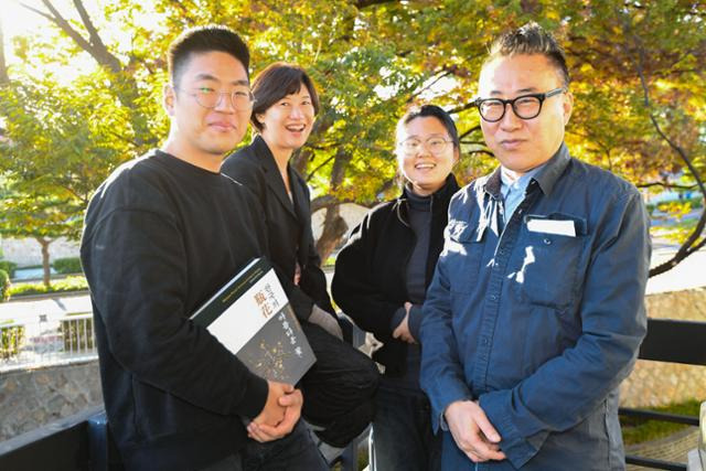 서울 종로구 수류산방에서 책 '한국의 아름다운 꽃'을 제작한 직원들이 함께 포즈를 취하고 있다. 김영원 인턴기자