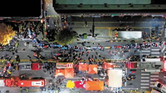 지난달 29일 발생한 서울 용산구 이태원 핼러윈 사고 현장에서 119 구조대원등이 구조작업을 위해 대기해 있다. 연합뉴스