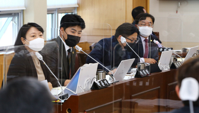 ▲ 강원도의회 경제산업위원회가 지난 4일 산업국 행정사무감사를 열고 최문순 전 도정의 ‘배임’ 의혹, 중도개발공사(GJC) 관리 미비, 2050억원 채무보증에 대한 도민 피해 등을 언급했다.  사진=강원도의회 제공