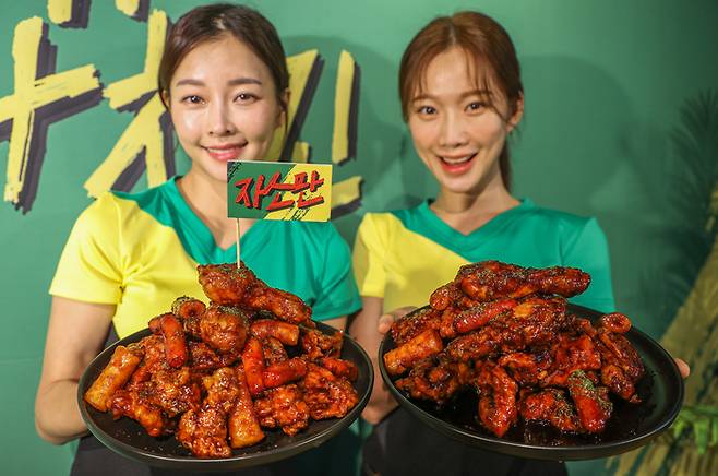 7일 오전 서울 종로구 그랑서울 BBQ 빌지워터점에서 열린 BBQ 자메이카 소떡만나 치킨 신제품 발표회에서 모델들이 제품을 소개하고 있다.   연합뉴스