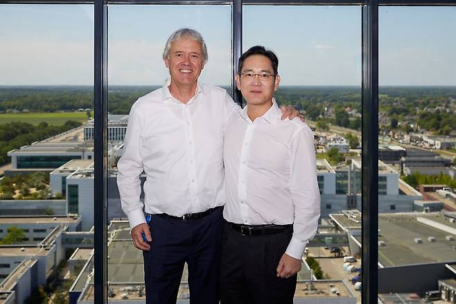 ASML Holding CEO Peter Wennink (left) and Samsung Electronics Chairman Lee Jae-yong pose after their meeting at the Dutch company's headquarters in Veldhoven in June. (Samsung Electronics)