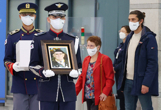 At Incheon International Airport on Monday, Korean honor guards carry a portrait and the ashes of Robert Picquenard, who participated in the Korean War as a French soldier from September 1952 until October 1953. The remains of Picquenard, who passed away in his home in France in June, will be buried in the UN Memorial Park in Busan on Saturday, according to his wishes. [YONHAP]