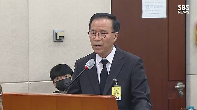 ▲김광호 서울경찰청장이 7일 오후 열린 국회 행정안전위 현안질의에서 참사 당일 마약단속에 비중을 둔 것은 사실이라고 시인하고 있다. 사진=SBS 영상 갈무리