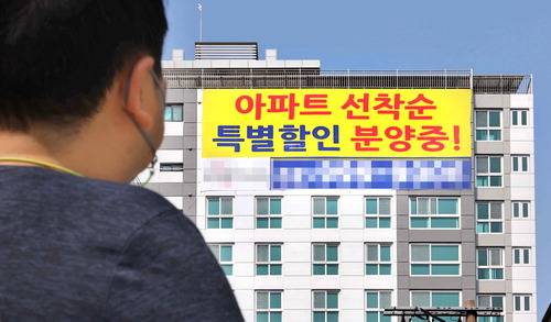 수도권에서 순위권 내 미분양으로 무순위 청약에 나서는 단지가 늘고 있다. 사진은 '선착순 분양' 안내 현수막이 걸려 있는 서울 강북구 한 아파트 전경. 【매경DB】