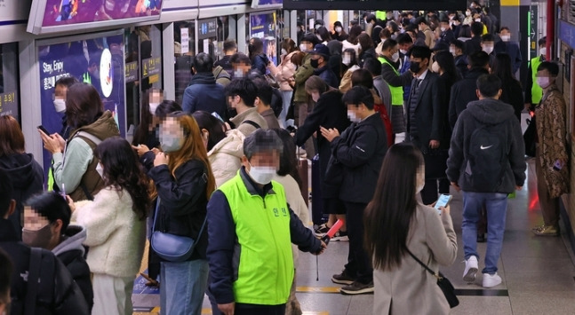 7일 오전 전날 발생한 무궁화호 열차 탈선 사고 여파로 운행에 차질을 빚은 서울 지하철 1호선 서울역 승강장에서 한 관계자가 승객들을 안내하고 있다. [사진출처 = 연합뉴스]