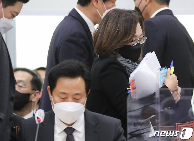 오세훈 서울시장과 박희영 용산구청장이 7일 서울 여의도 국회에서 열린 행정안전위원회 제8차 전체회의에 출석하고 있다 /사진=뉴스1