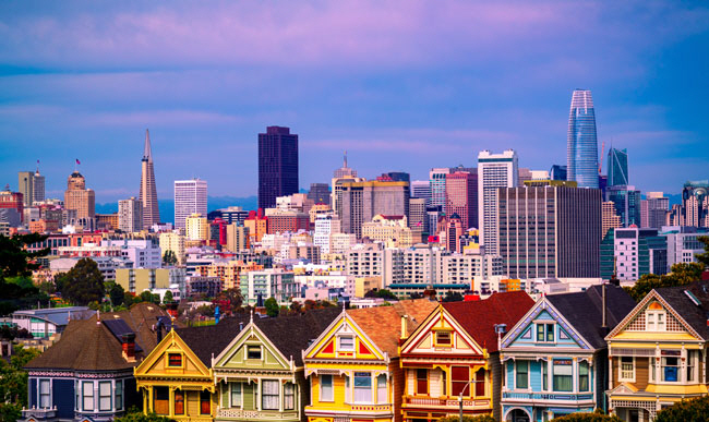 샌프란시스코엔 거대한 고층 건물들이 스카이라인을 형성하는 동시에 다채로운 빅토리아풍 건축물이 줄지어 있다.  게티이미지뱅크