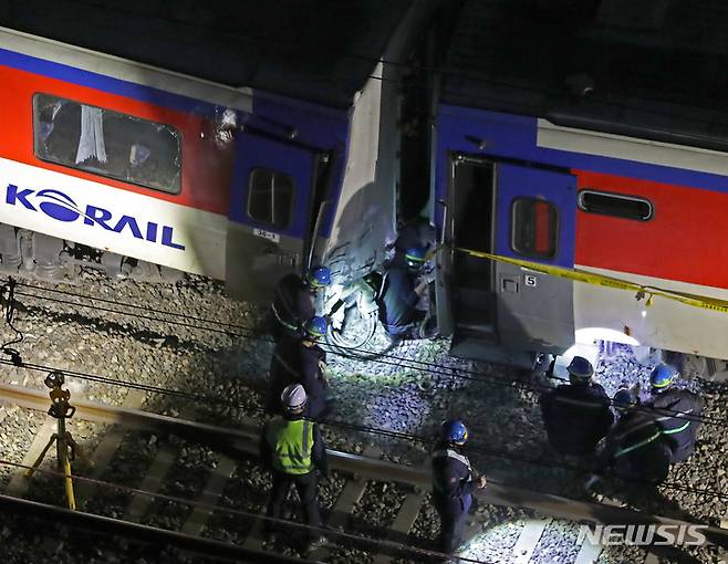 [서울=뉴시스] 김금보 기자 = 7일 오전 서울 영등포구 경부선 하행 영등포역 인근 선로에서 작업자들이 탈선 열차 복구 작업을 하고 있다. 앞서 한국철도공사(코레일)와 영등포소방서에 따르면 6일 오후 8시55분께 용산에서 익산으로 향하던 무궁화호 제1567열차가 영등포역 진입중 궤도를 이탈하는 사고가 발생했다. 탑승객은 276명이다. 코레일은 이 사고로 이날 오후 11시 기준 승객 20명이 경상을 입어 병원 이송됐다고 밝혔다. 다만 영등포소방서는 30여명이 경상을 입은 것으로 파악하고 있어 부상자수에 차이를 보이고 있다. 사고 직후 승객들은 영등포역까지 도보로 대피했다. 2022.11.07. kgb@newsis.com