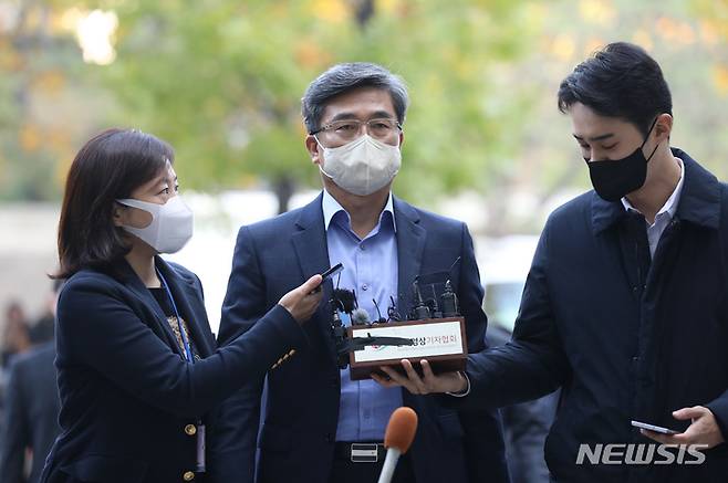 [서울=뉴시스] 조수정 기자 = 서욱 전 국방부 장관이 지난달 21일 서울 서초구 서울중앙지방법원에서 열린 구속 전 피의자 심문에 출석하고 있다. (공동취재사진) 2022.10.21. photo@newsis.com