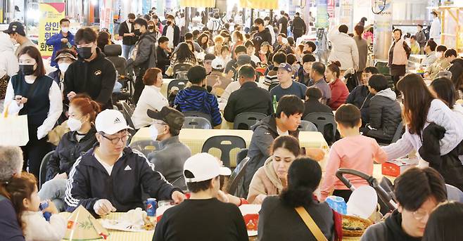 왜관시장에 모인 관광객 (사진=칠곡군 제공) *재판매 및 DB 금지