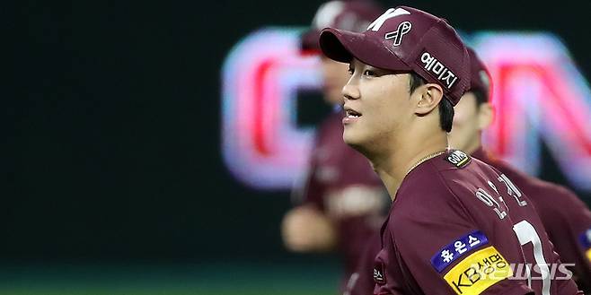 [인천=뉴시스] 이영환 기자 = 7일 인천 SSG랜더스필드에서 열린 2022 KBO 한국시리즈 5차전 키움 히어로즈와 SSG 랜더스의 경기, 5회말 1사 1,3루에서 키움 선발 안우진이 SSG 김성현을 병살타로 잡고 수비를 마무리 한 뒤 덕아웃으로 들어가고 있다. 2022.11.07. 20hwan@newsis.com